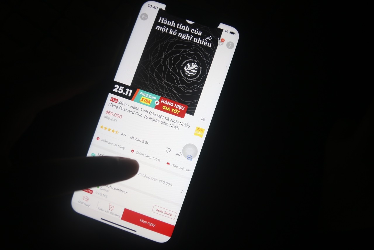 Gioi tre thuc dem san sach sale, sach gioi han hinh anh