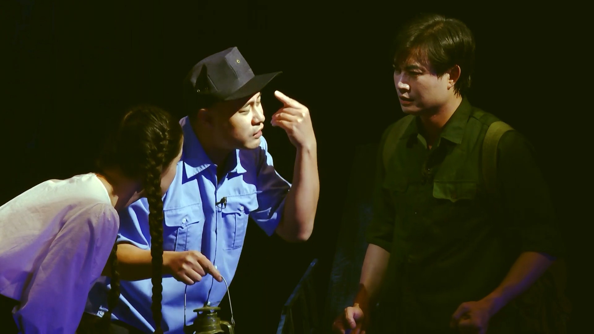 trai tim nguoi ha noi,  noi buon chien tranh,  nha van bao ninh,  nha hat kich,  kich ha noi,  nghe thuat kich,  dao dien tien minh anh 3