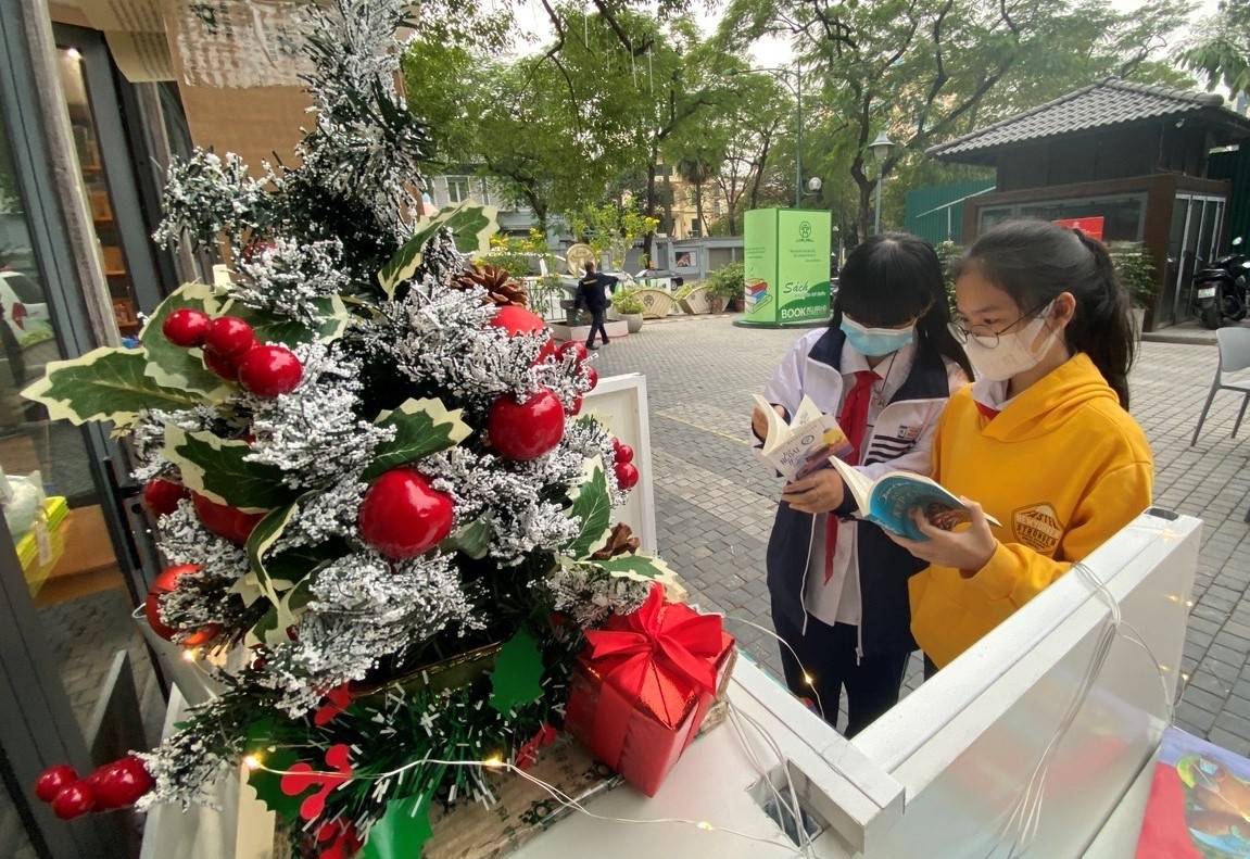 Pho sach Ha Noi don Giang sinh hinh anh