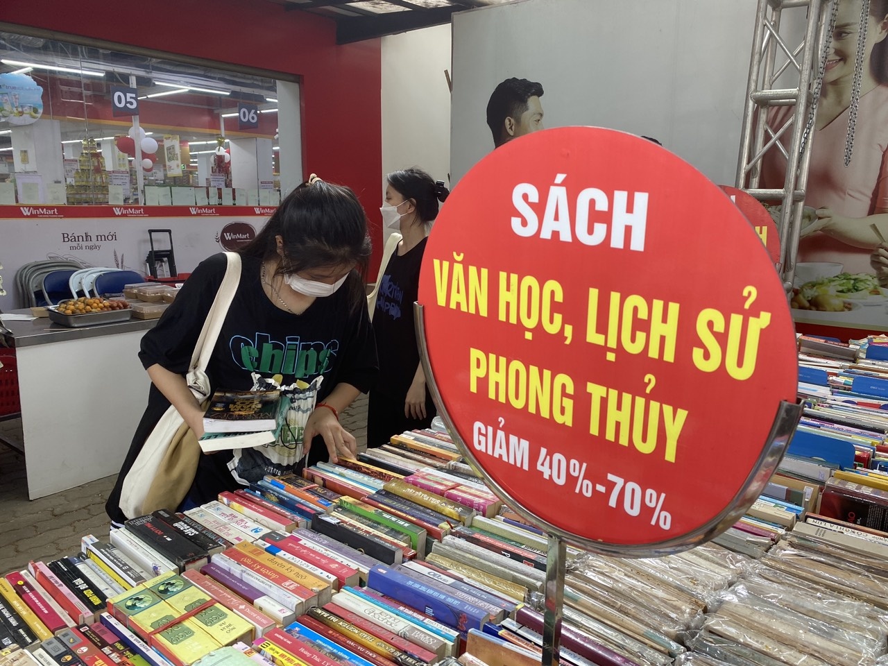 Gioi tre do xo di hoi sach san sale dip cuoi nam hinh anh