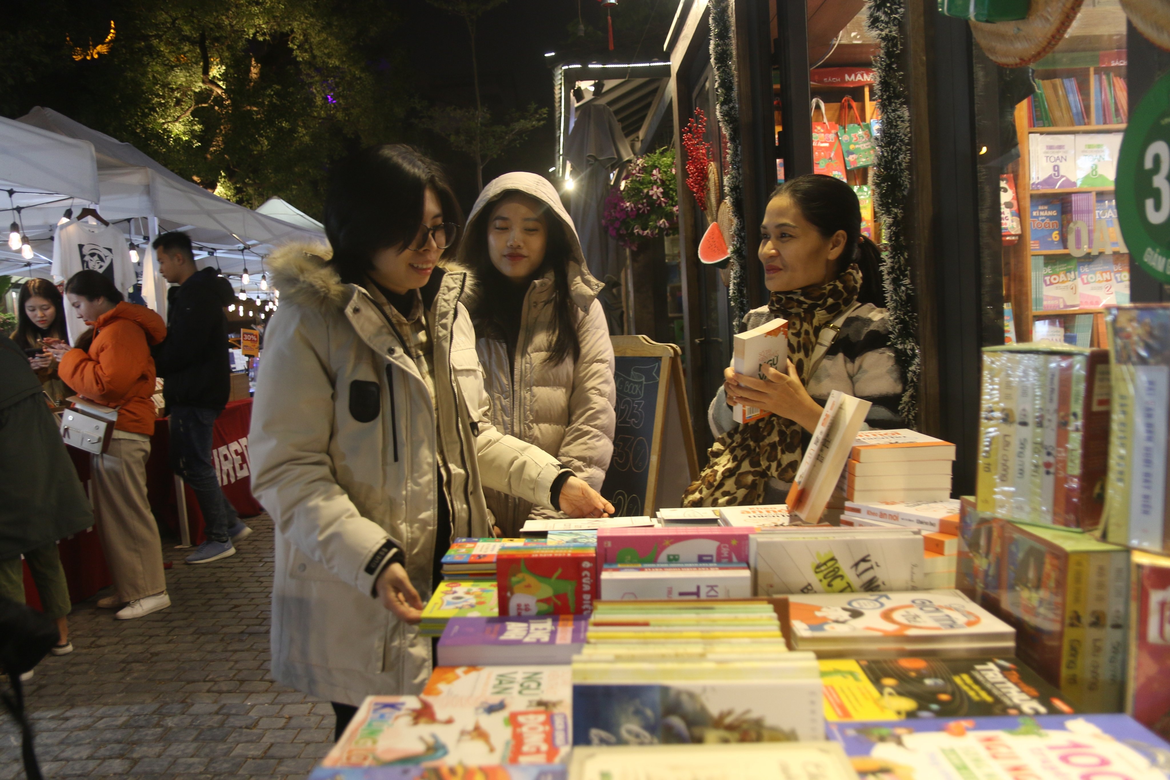 Pho sach Ha Noi co gi moi trong dip nghi Tet Duong lich 2023 hinh anh