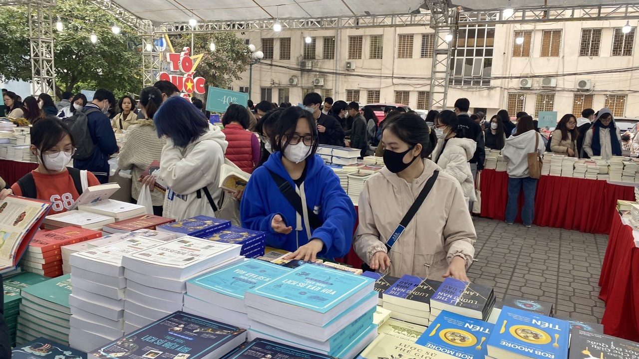 Gioi tre chon sach gi de doc trong ngay nghi Tet hinh anh