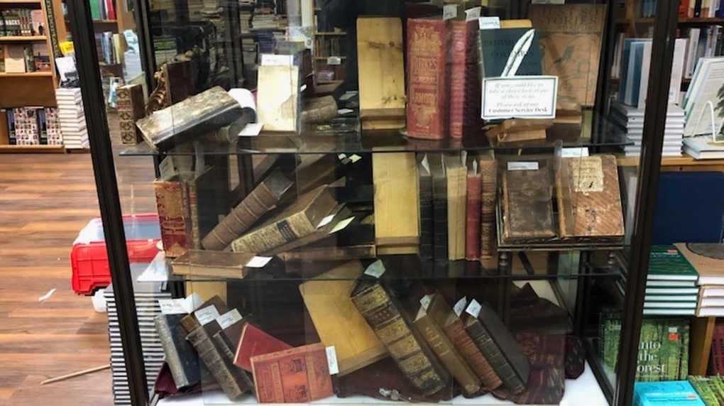 Trom cay tu, lay so sach quy tri gia 55.000 USD o Canada hinh anh