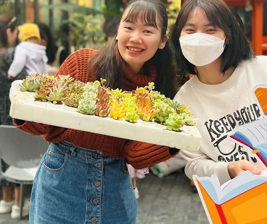 Ban tre doi sach lay cay hinh anh