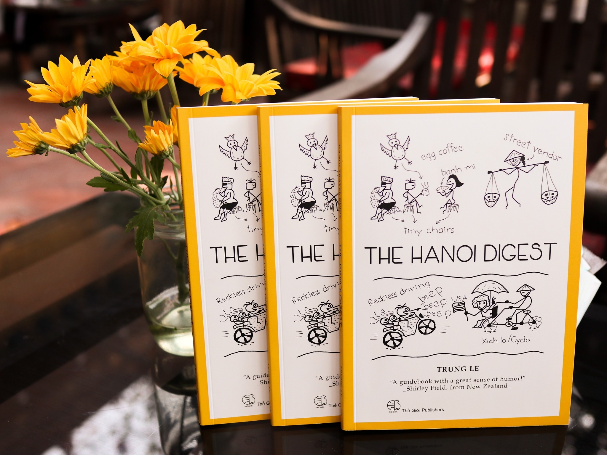 Chang trai bo viec van phong viet sach cho khach ngoai hinh anh