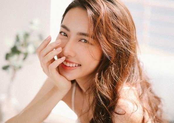 Hoa hau Thuy Tien doc sach de phat trien ban than hinh anh