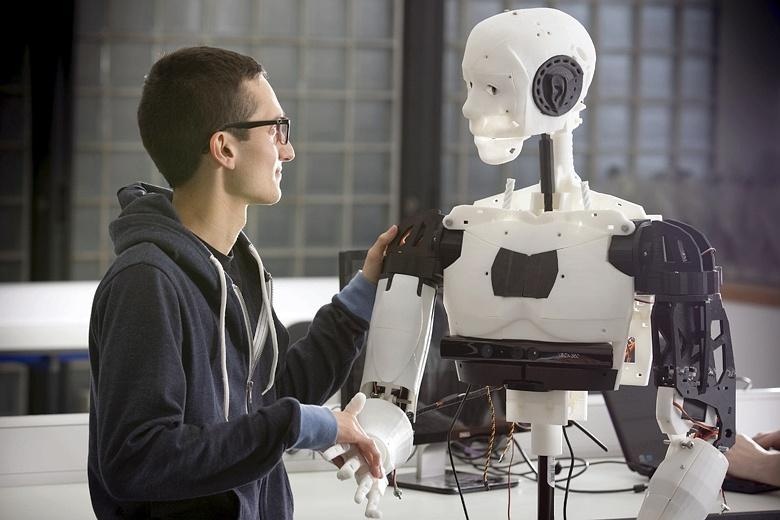 Lieu con nguoi co chap nhan robot lam ban dong hanh hinh anh