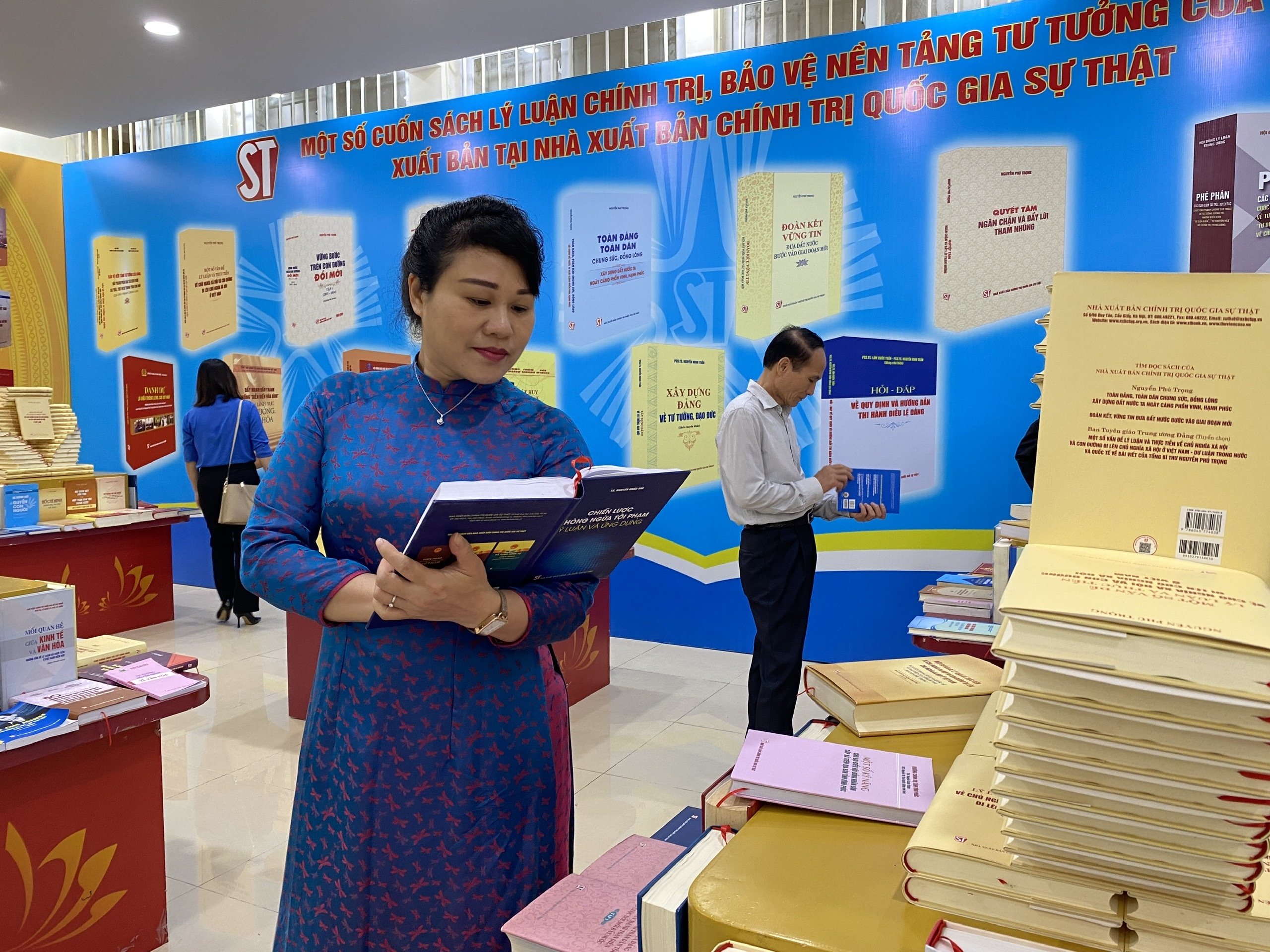 Khong gian doc sach ly luan tai truong can bo Le Hong Phong hinh anh