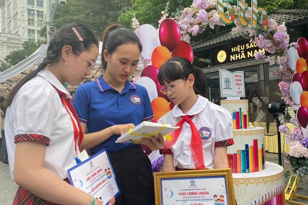 Pho sach khong chi con la noi chup anh check-in hinh anh