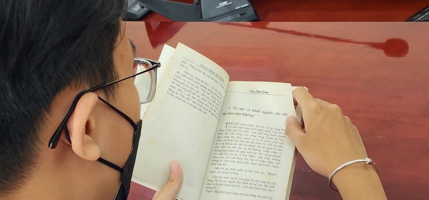 Y kien trai chieu ve viec 'phat' hoc sinh doc sach hinh anh