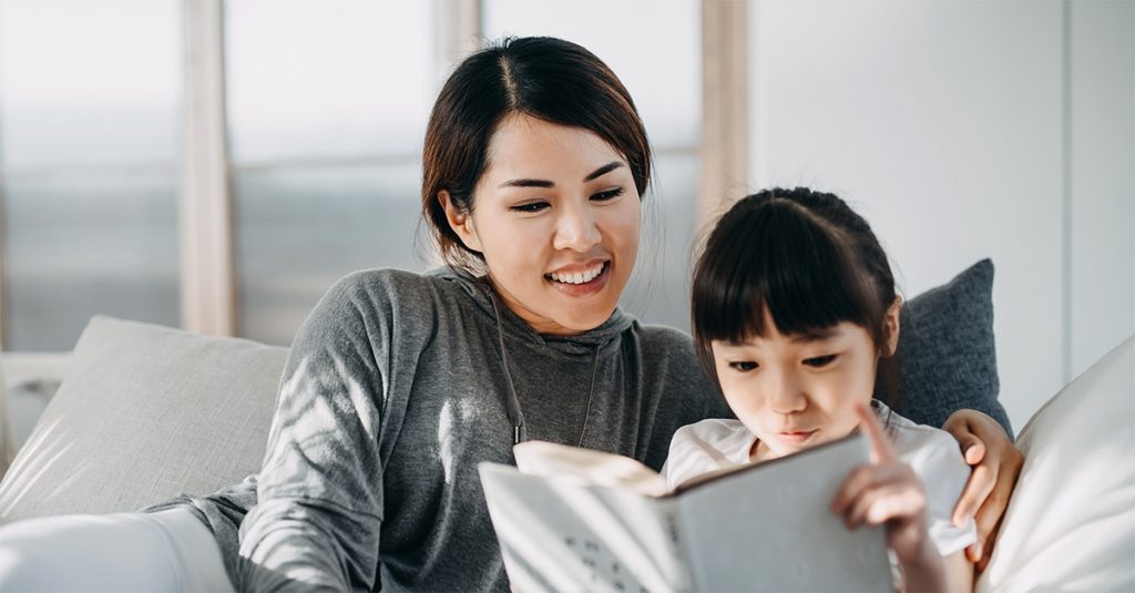 Co nen cho tre su dung sach song ngu qua som hinh anh