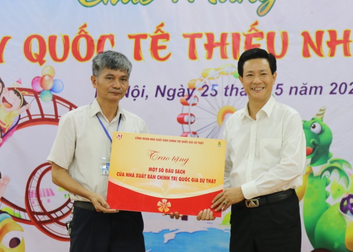 Nha xuat ban Chinh tri quoc gia Su that trao qua cho tre em khuyet tat hinh anh