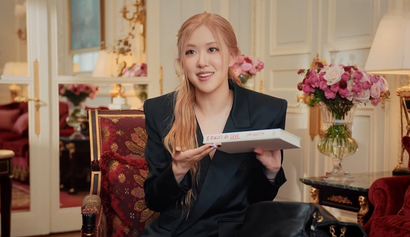 Cuon sach Rose (BlackPink) mang theo trong tour dien Born Pink hinh anh