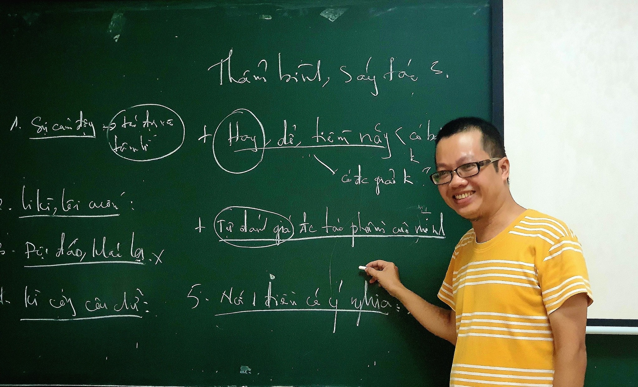 Co giao vien tranh thu viet bao kiem them thu nhap hinh anh