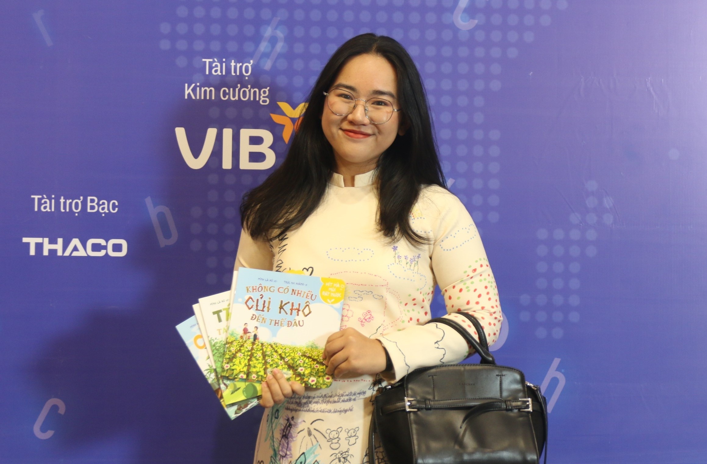 Ngay lam viec cuoi nam dang nho cua cac tac gia sach hinh anh