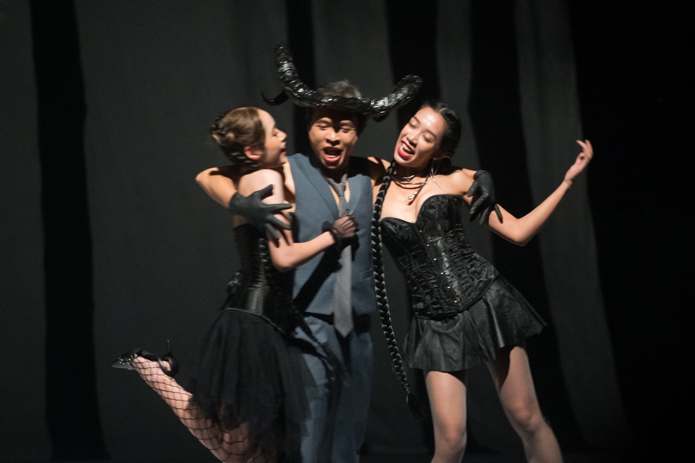 'Hon Truong Ba, da Hang Thit' chuyen minh trong boi canh duong dai hinh anh