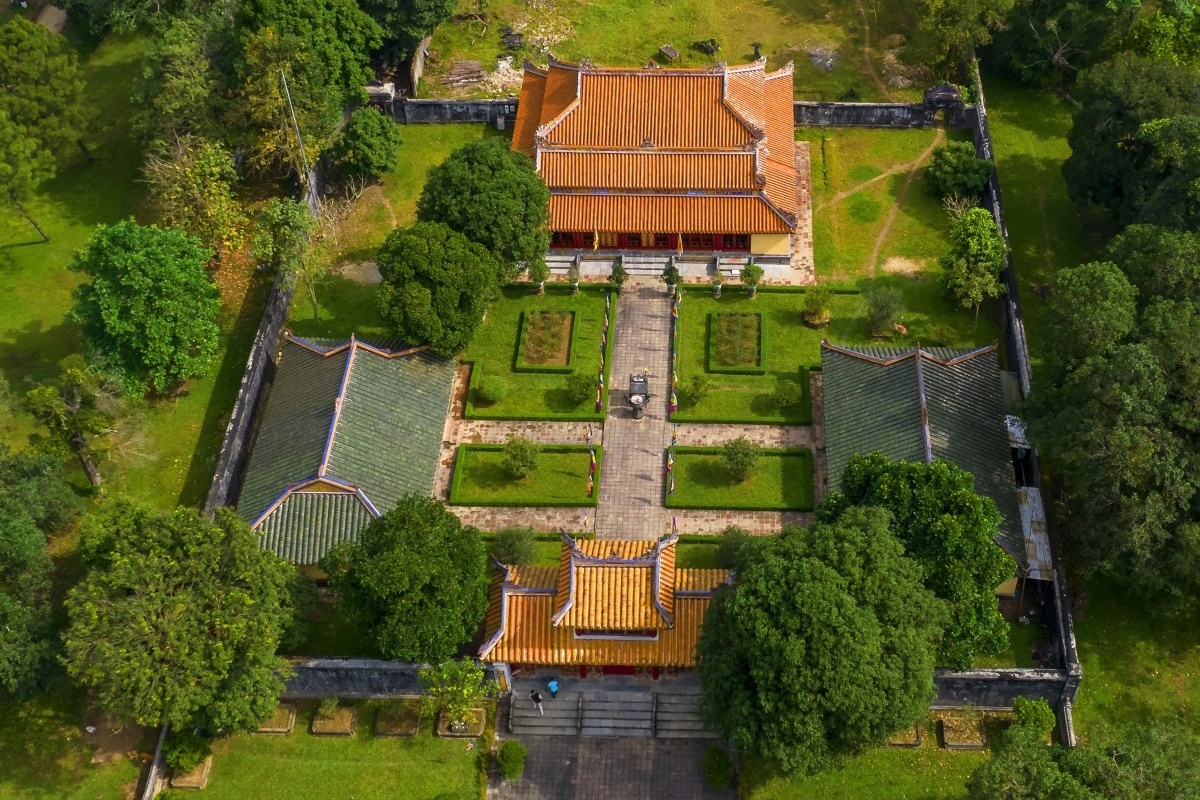 Nguoi Phap den Lang Gia Long cuoi the ky 19 hinh anh