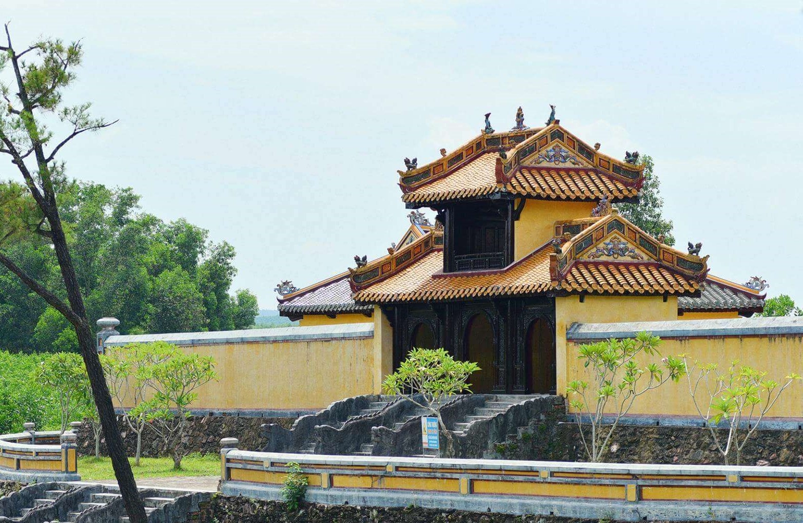 Duong den lang Gia Long hon 100 nam truoc co gi khac hinh anh