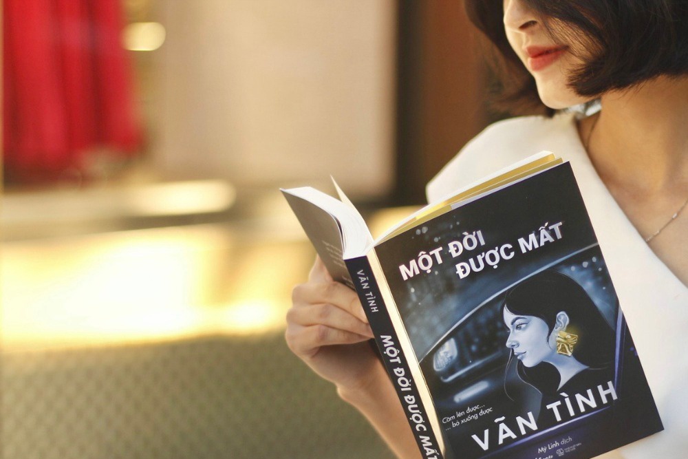 Dong sach khong len gan len cot van hut doc gia hinh anh