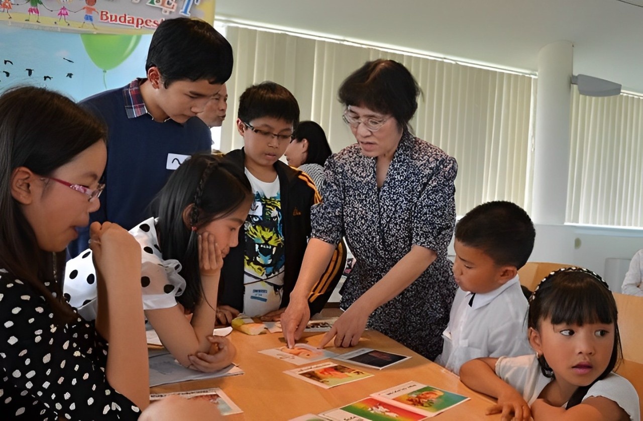 Tieng cuoi ben lop hoc tieng Viet tai Hungary hinh anh