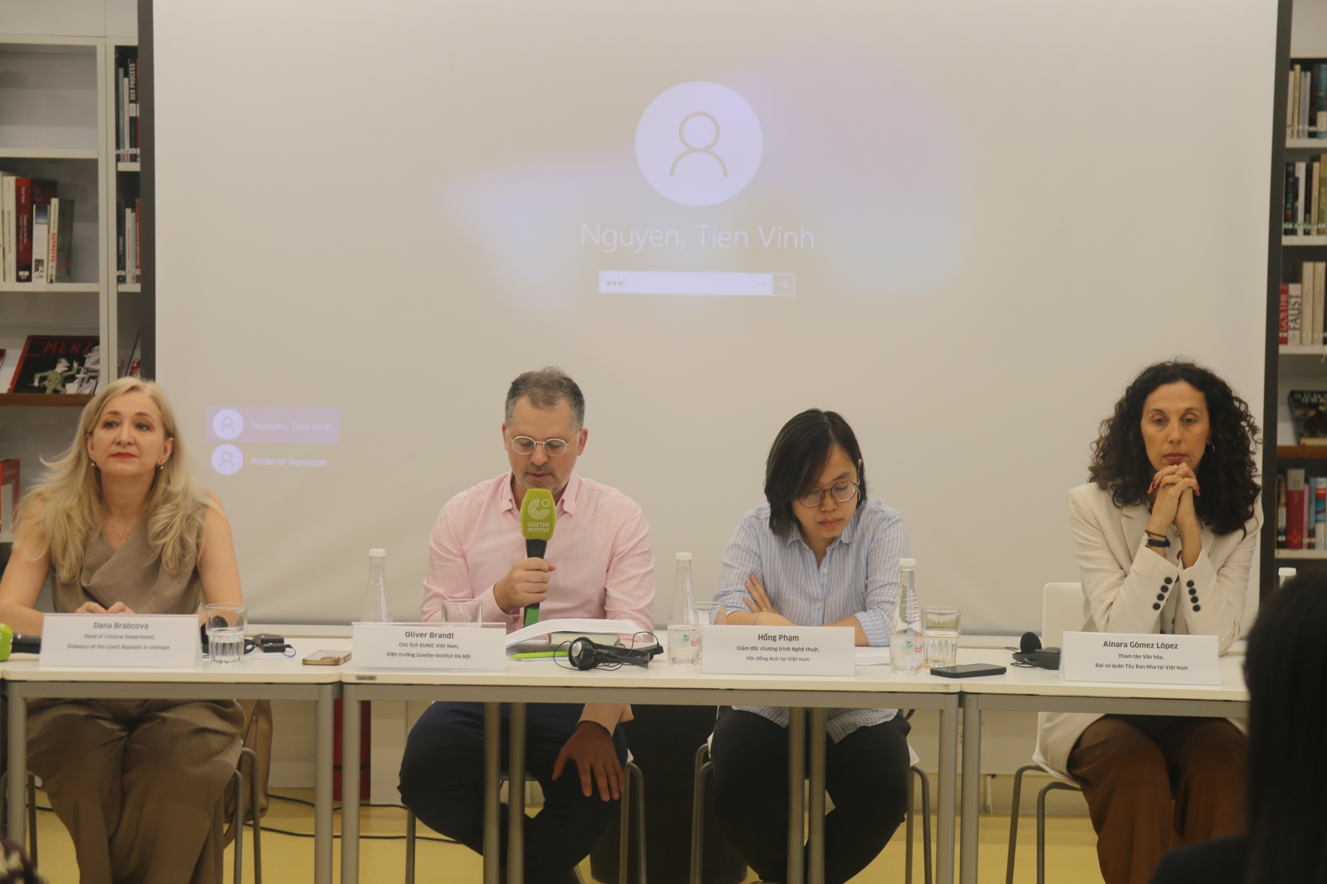 van hoc chau au anh 2