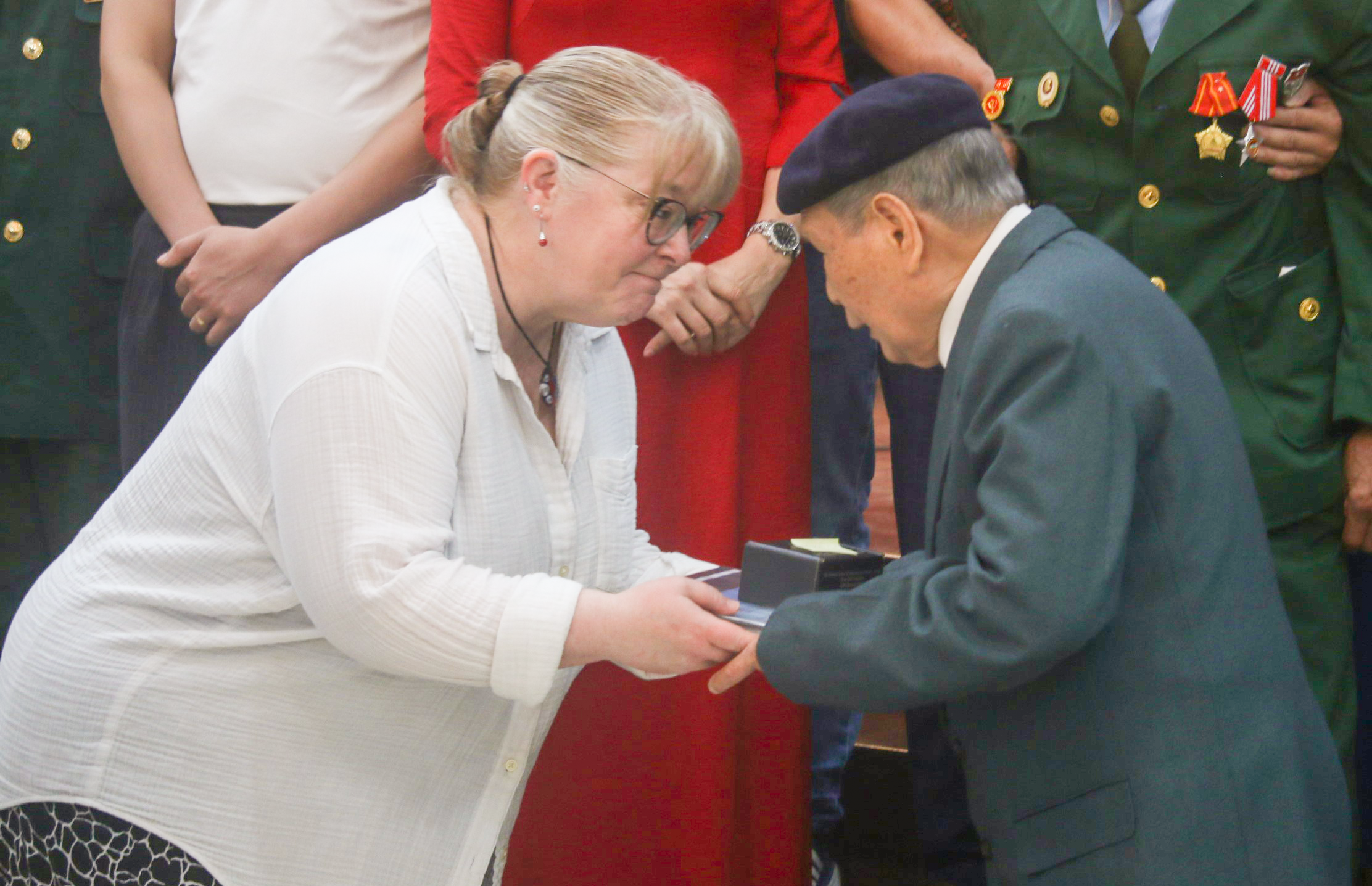 Di nua vong trai dat trao 1.000 ky vat cho gia dinh liet si Viet Nam hinh anh