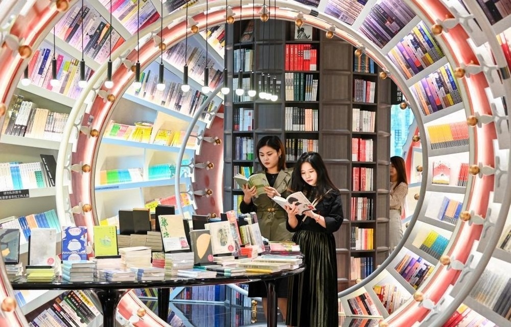 Hieu sach tu Au sang A qua trai nghiem cua ban tre Viet hinh anh