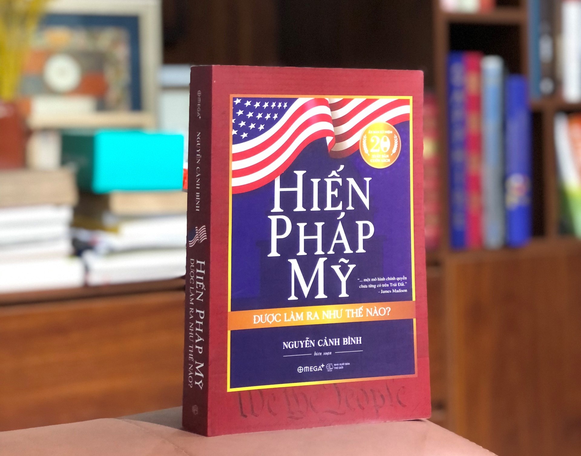 Cuon sach ve Hien phap My ra mat 20 nam van lien tuc tai ban hinh anh