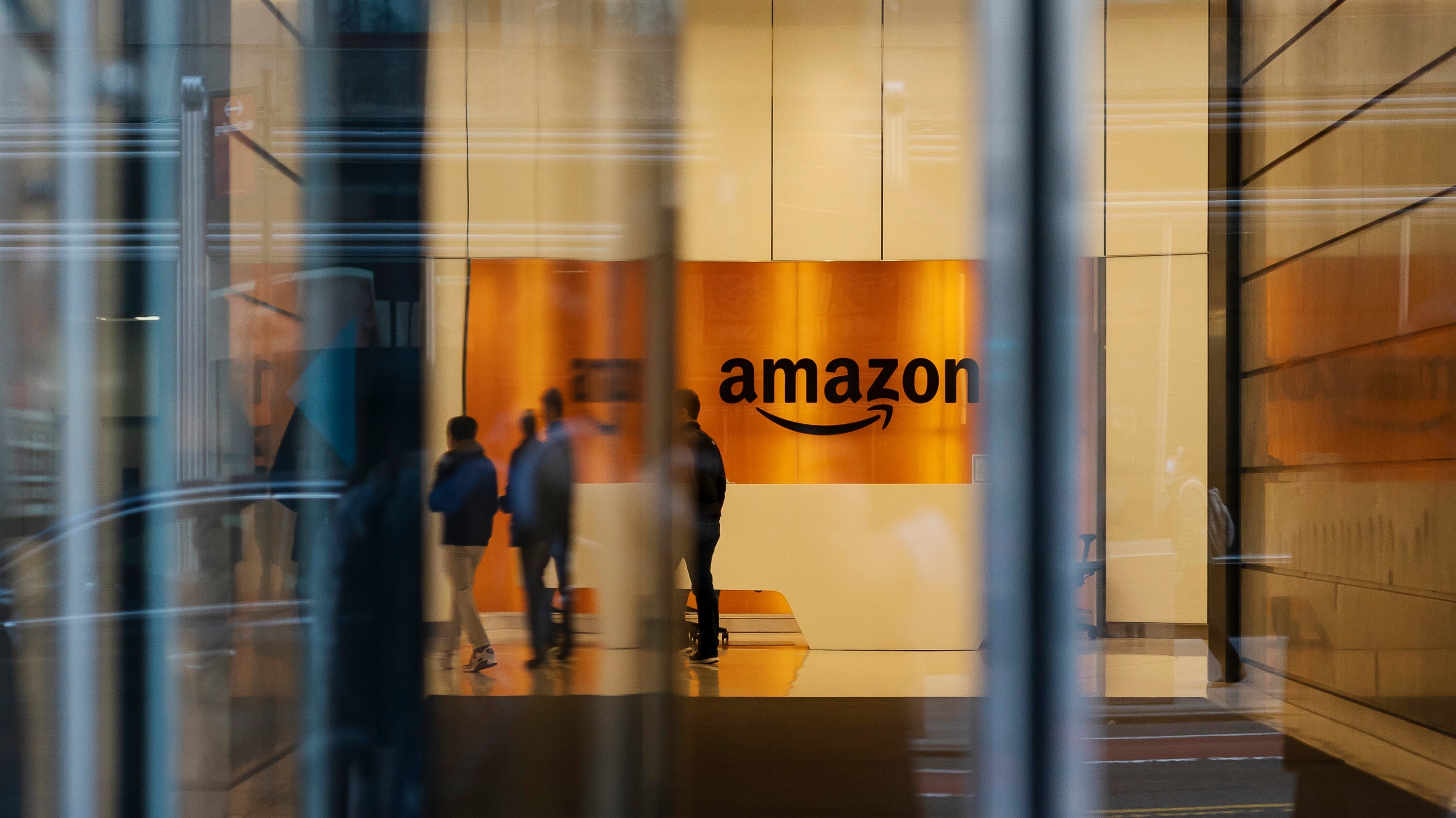 Cuoc chien chong sach lau cua Amazon hinh anh