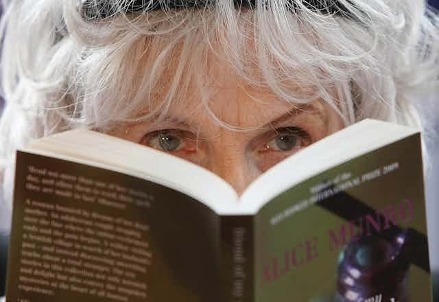 Van dan day song vi tac gia Nobel im lang khi con gai bi xam hai hinh anh