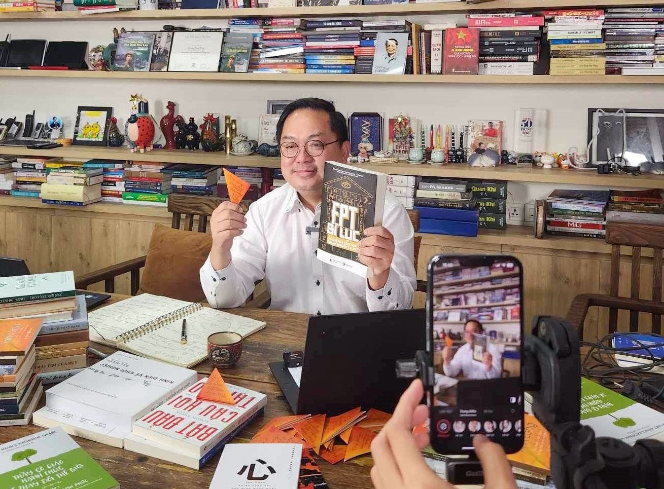 Phien livestream ban sach thu gan hai tram trieu cua sep FPT hinh anh