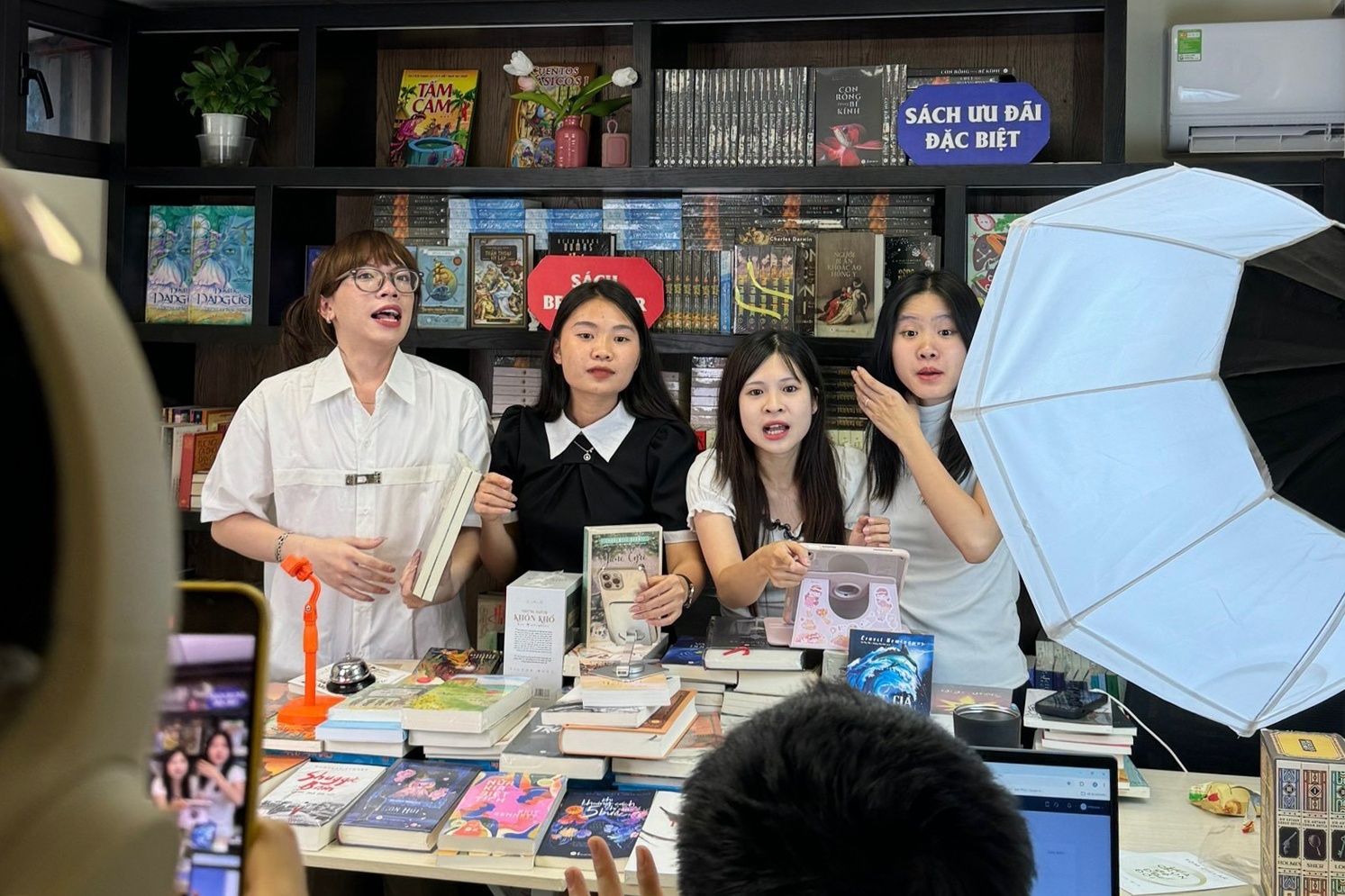 Nguoi den muon trong cuoc choi thuong mai dien tu hinh anh