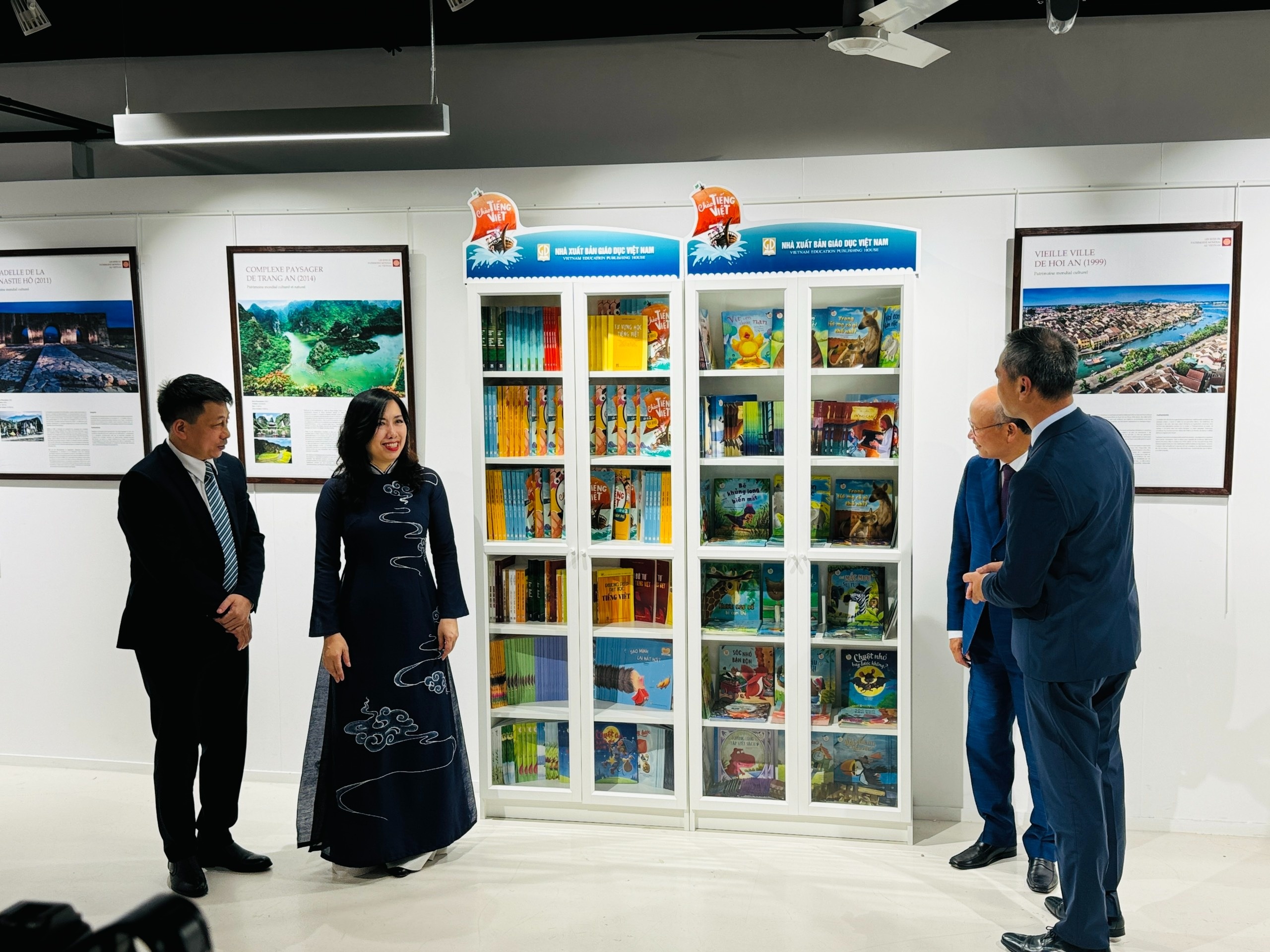 Khai truong Tu sach tieng Viet phuc vu cong dong nam 2024 tai Phap hinh anh