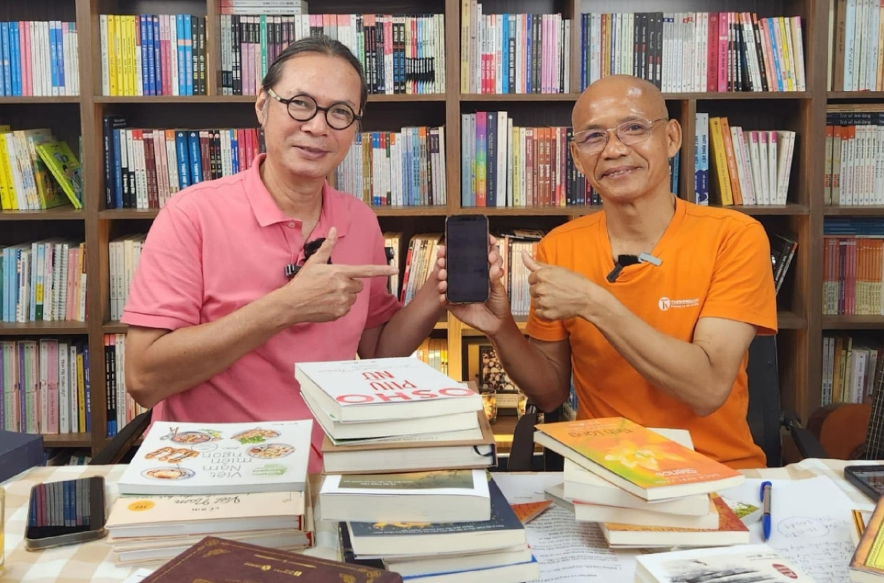 Hang nghin khan gia bat ngo khi NSND Tran Luc livestream ban sach hinh anh