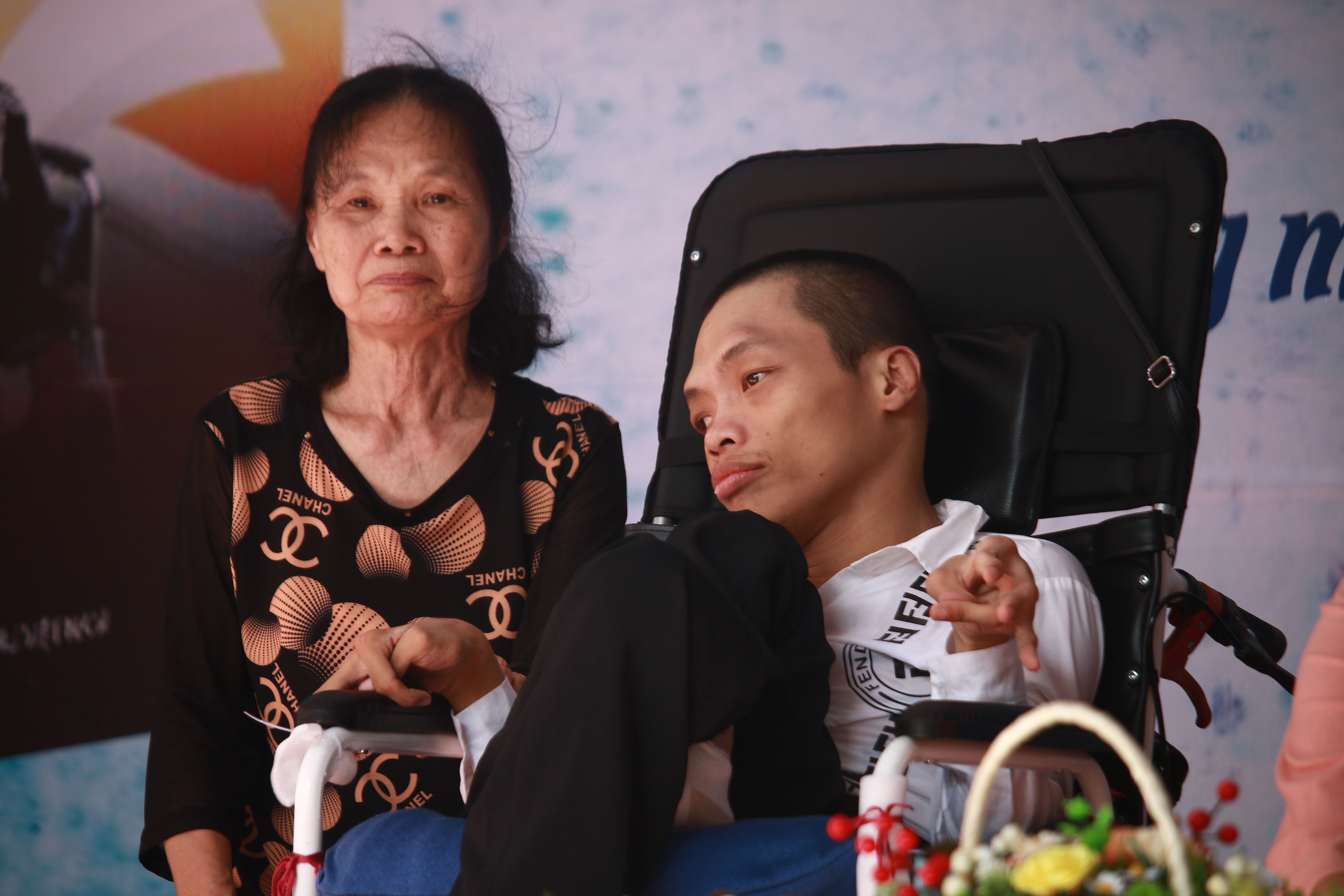 Nguoi ngoi xe lan truyen lua van hoa doc hinh anh