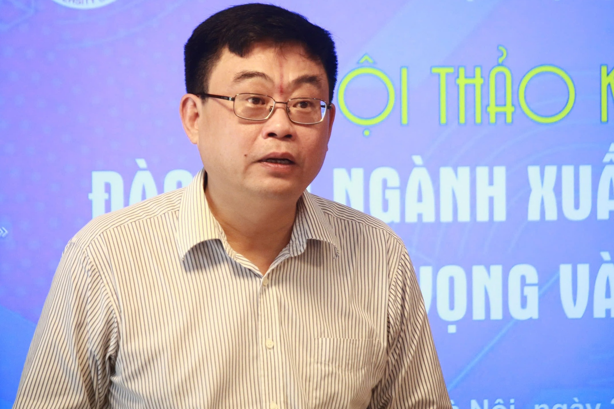 Bien tap vien thoi nay khong the chi ngoi dut chan gam ban hinh anh