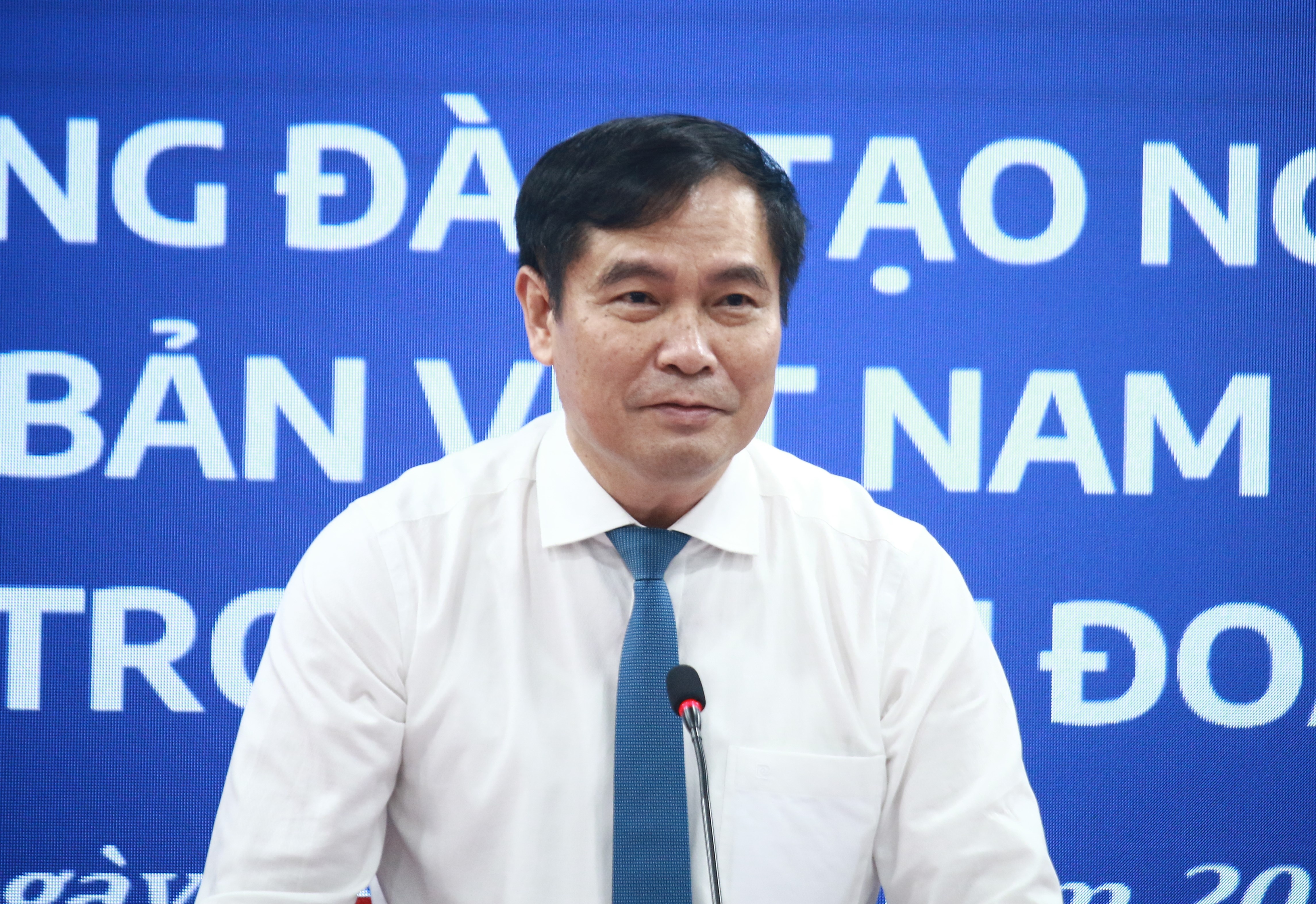 Viet Nam dang trong con khat nhan luc xuat ban hinh anh