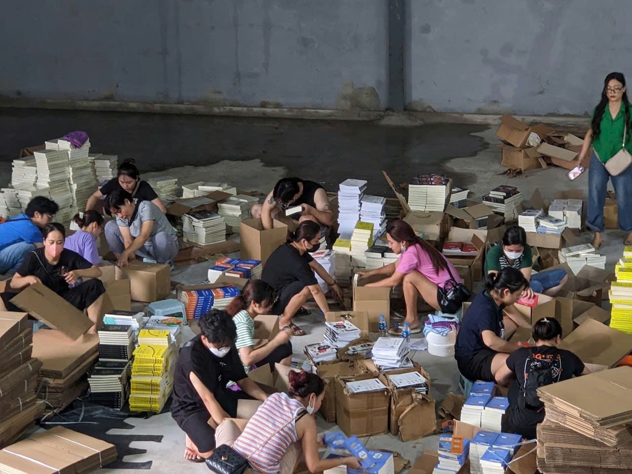 Mai kho sap vi bao, nhan vien Alpha Books di doi van cuon sach uot hinh anh