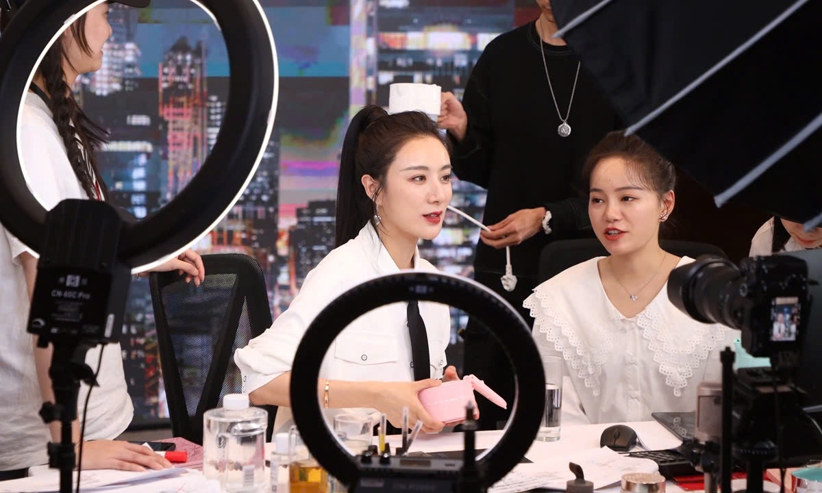 Chuyen gia noi ve rui ro danh tieng khi ket hop voi KOL ban sach hinh anh