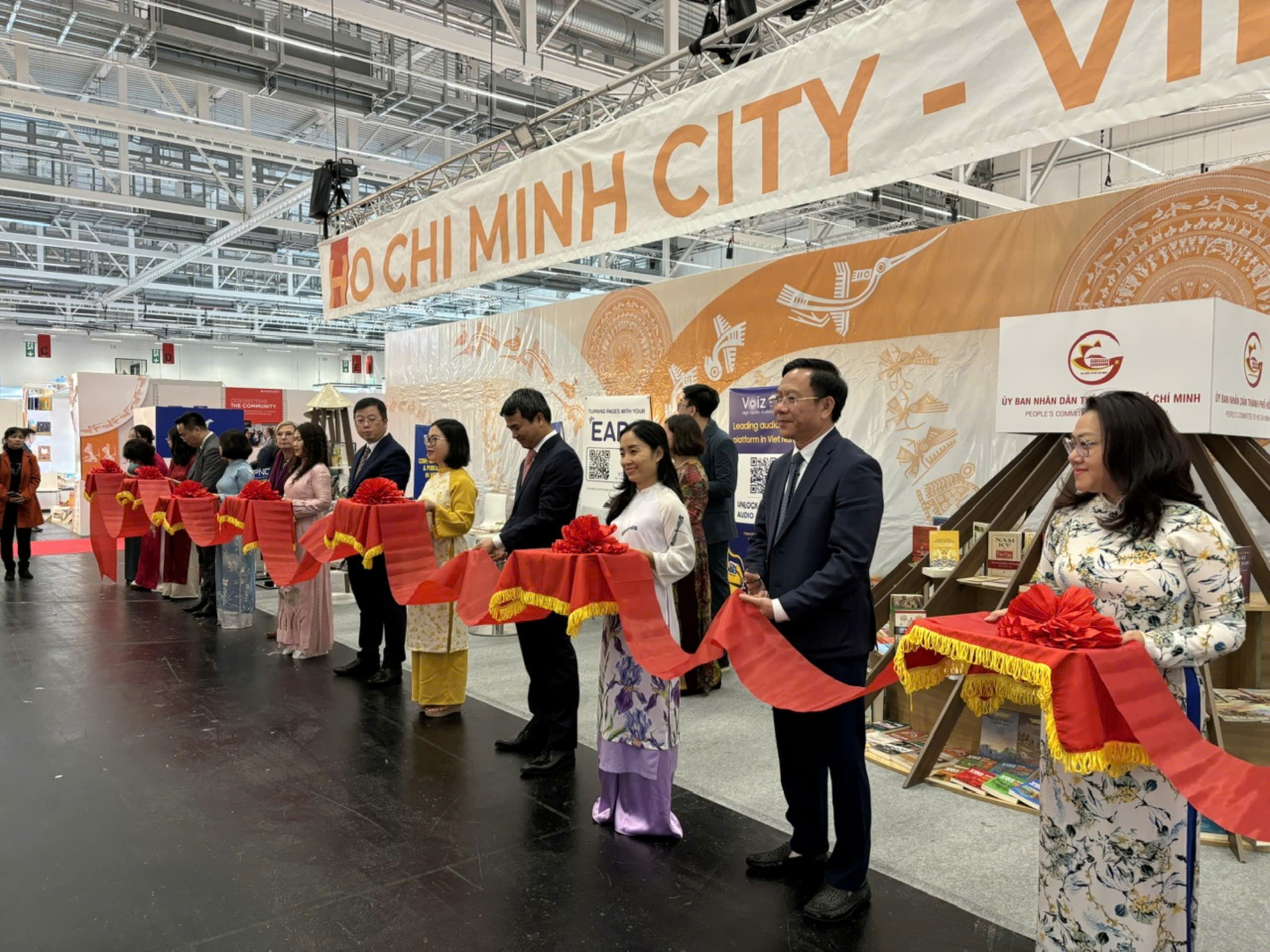 Khai mac gian sach Viet Nam tai Hoi sach Frankfurt 2024 hinh anh