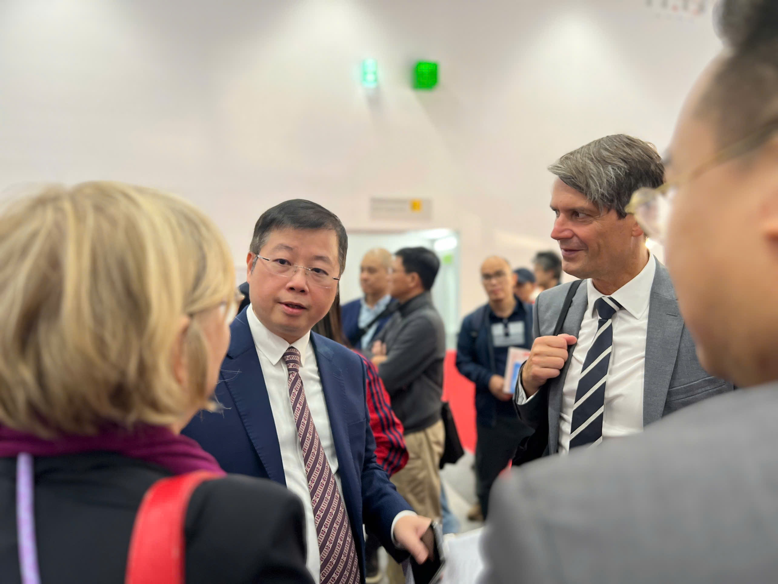 Cau noi van hoa Viet Nam va the gioi hinh anh