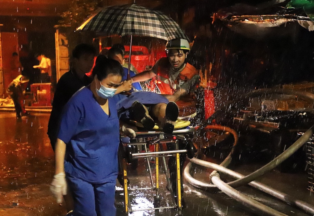 Vu chay chung cu mini 56 nguoi chet: Truy to chu chung cu va 6 can bo hinh anh