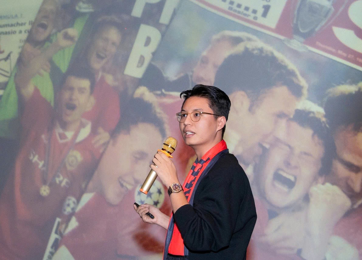 Ky uc huyen thoai ve MU trong mat nha thiet ke Viet nhan de cu Grammy hinh anh