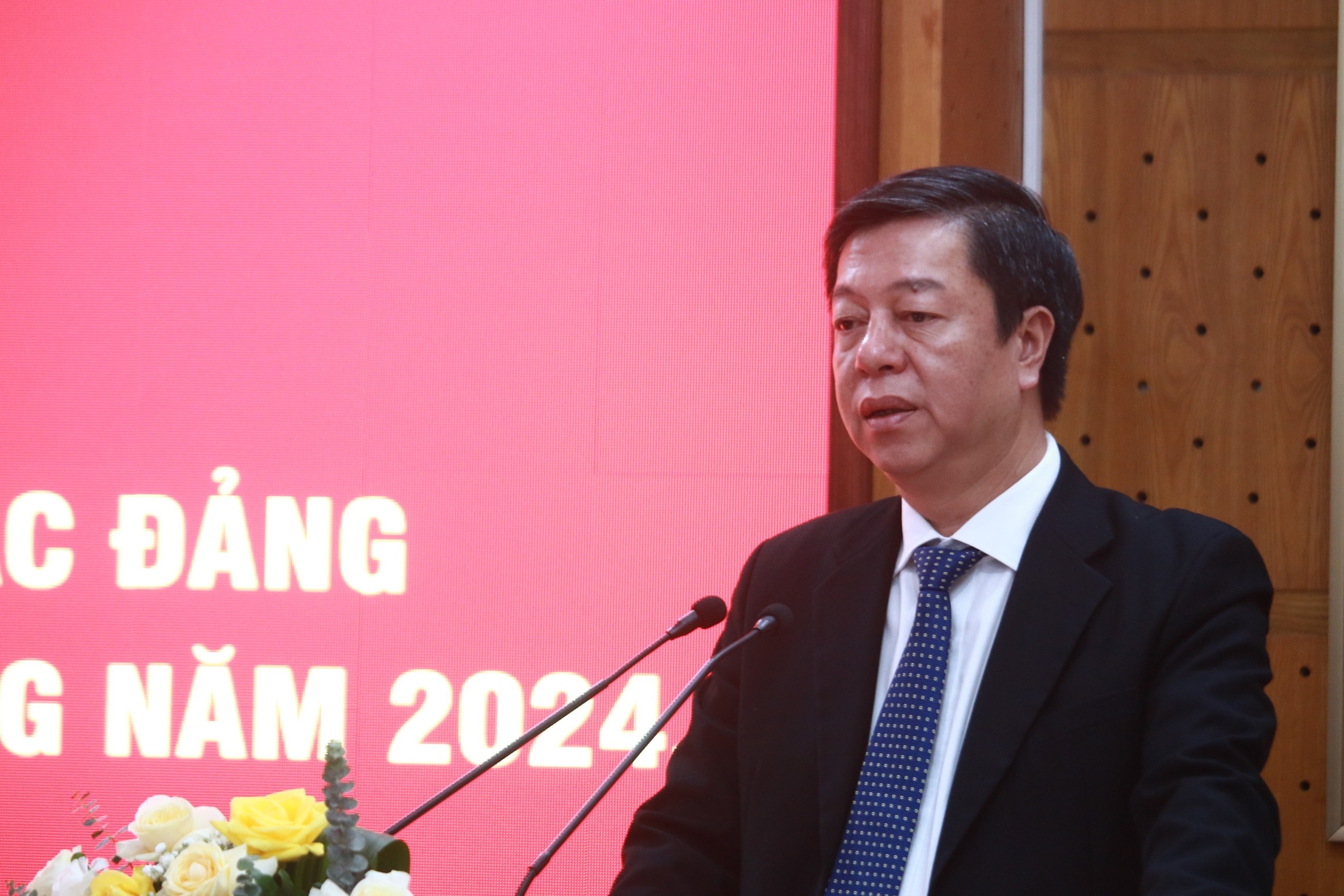 NXB Chinh tri quoc gia lam 1,8 trieu ban sach, thu 96,25 ty nam 2024 hinh anh