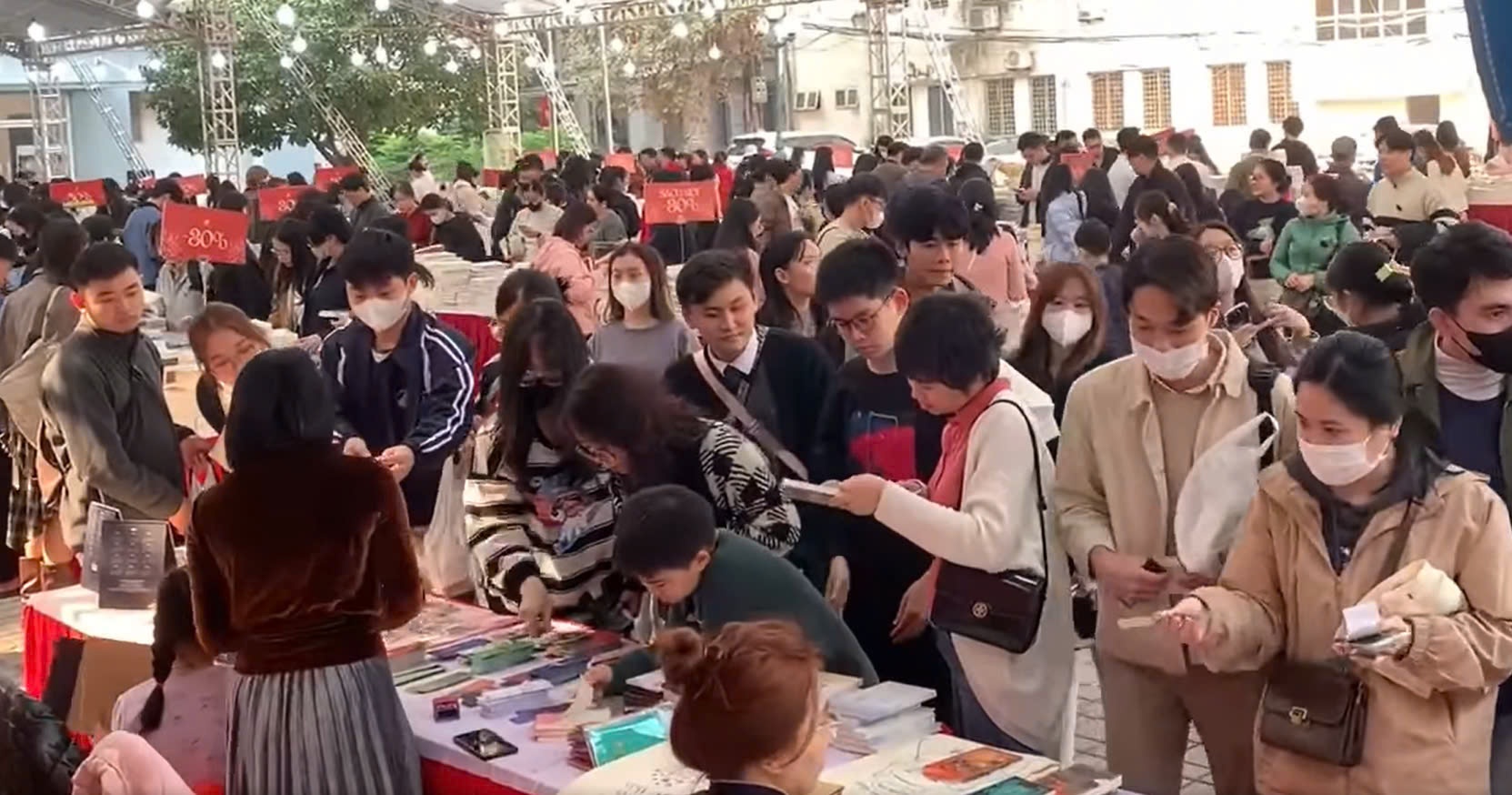 Doc gia chen chan tai hoi sach Don kho don Tet hinh anh