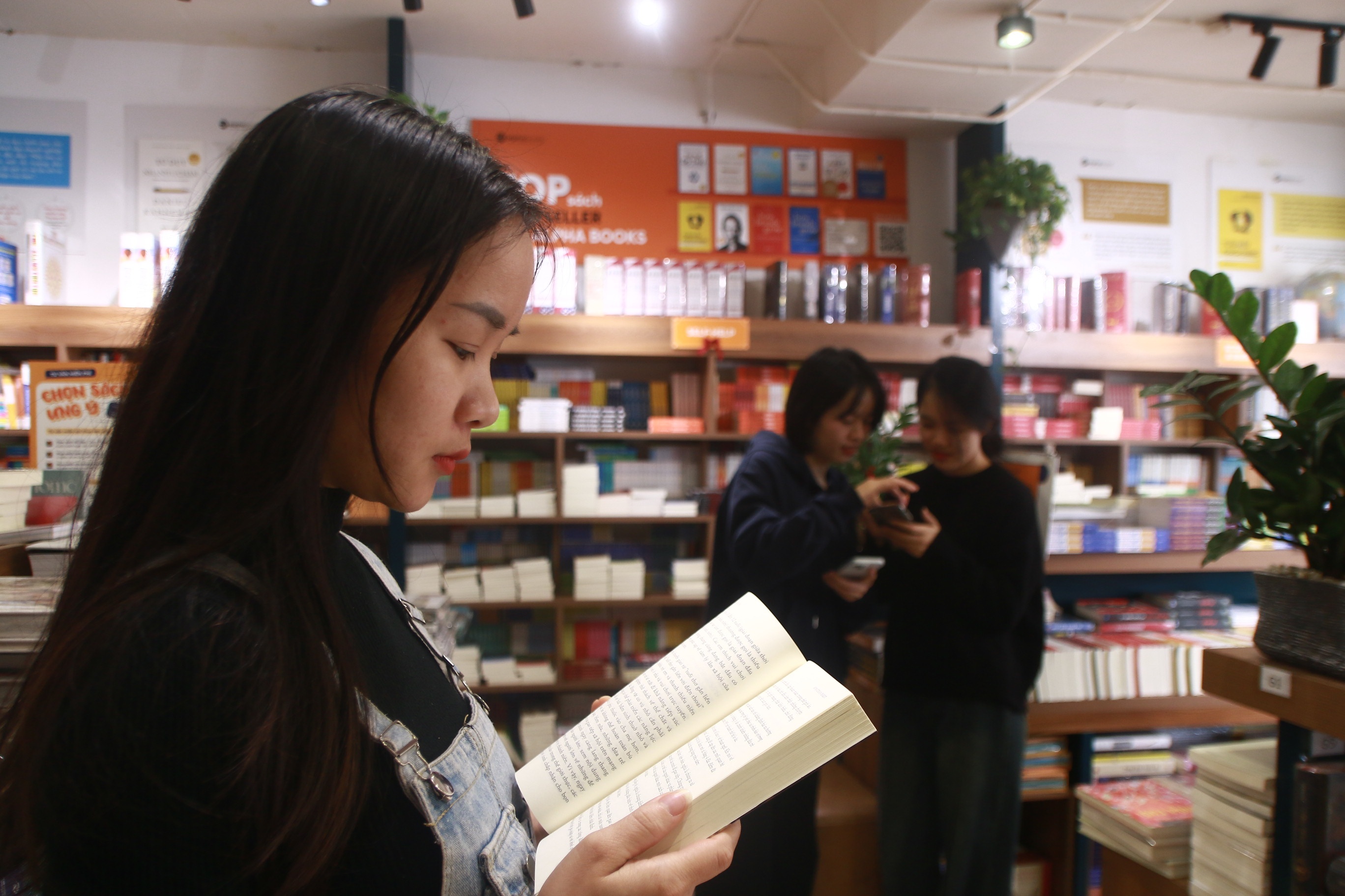 Chuyen gia huong dan cach xu tri khi con xem phim 18+ hinh anh