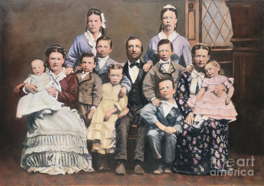 Doi song cua nhung nguoi vo duoi che do da the hinh anh