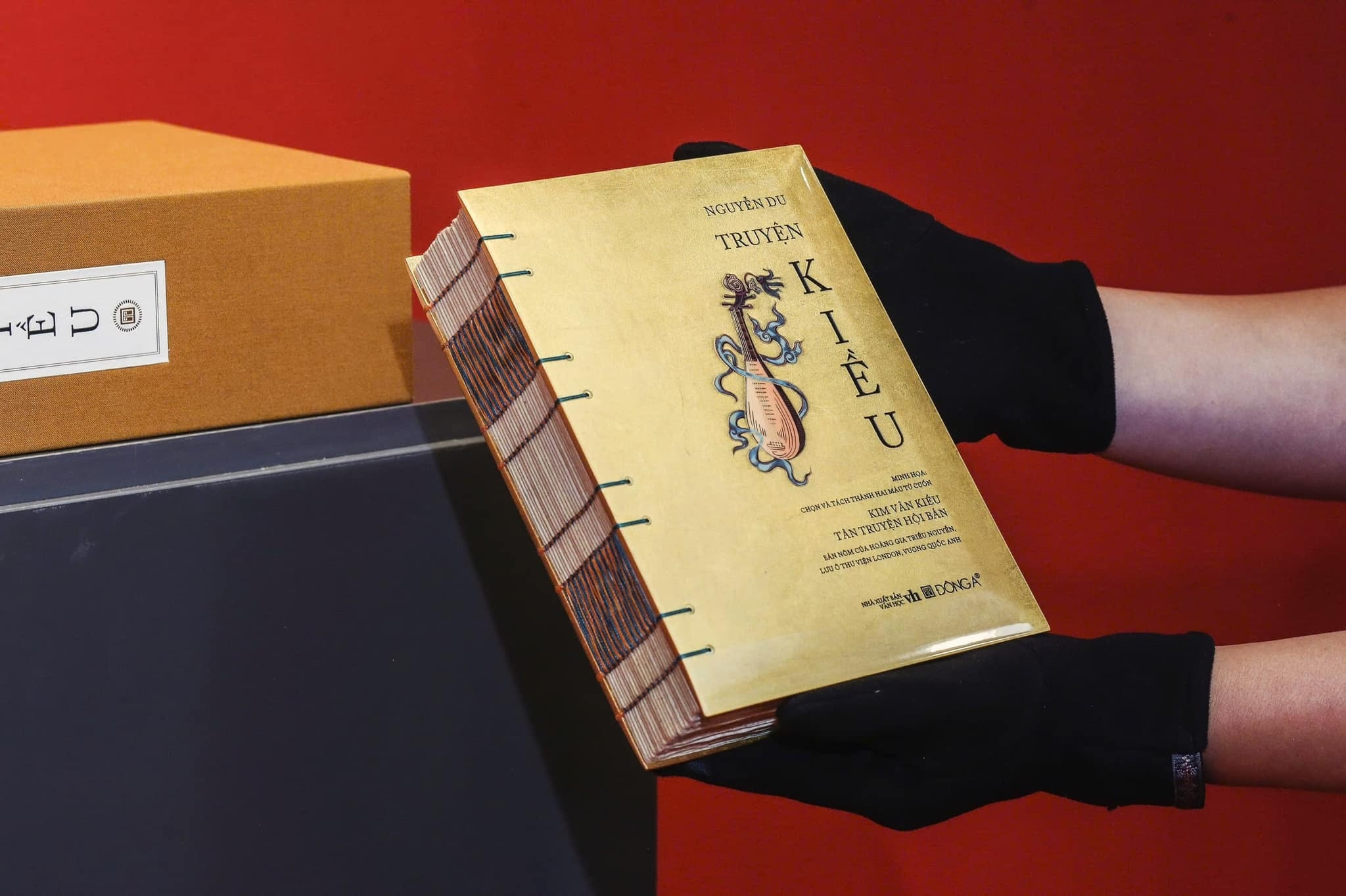 Nha suu tam chi 380 trieu mua an pham 'Truyen Kieu' dat vang hinh anh