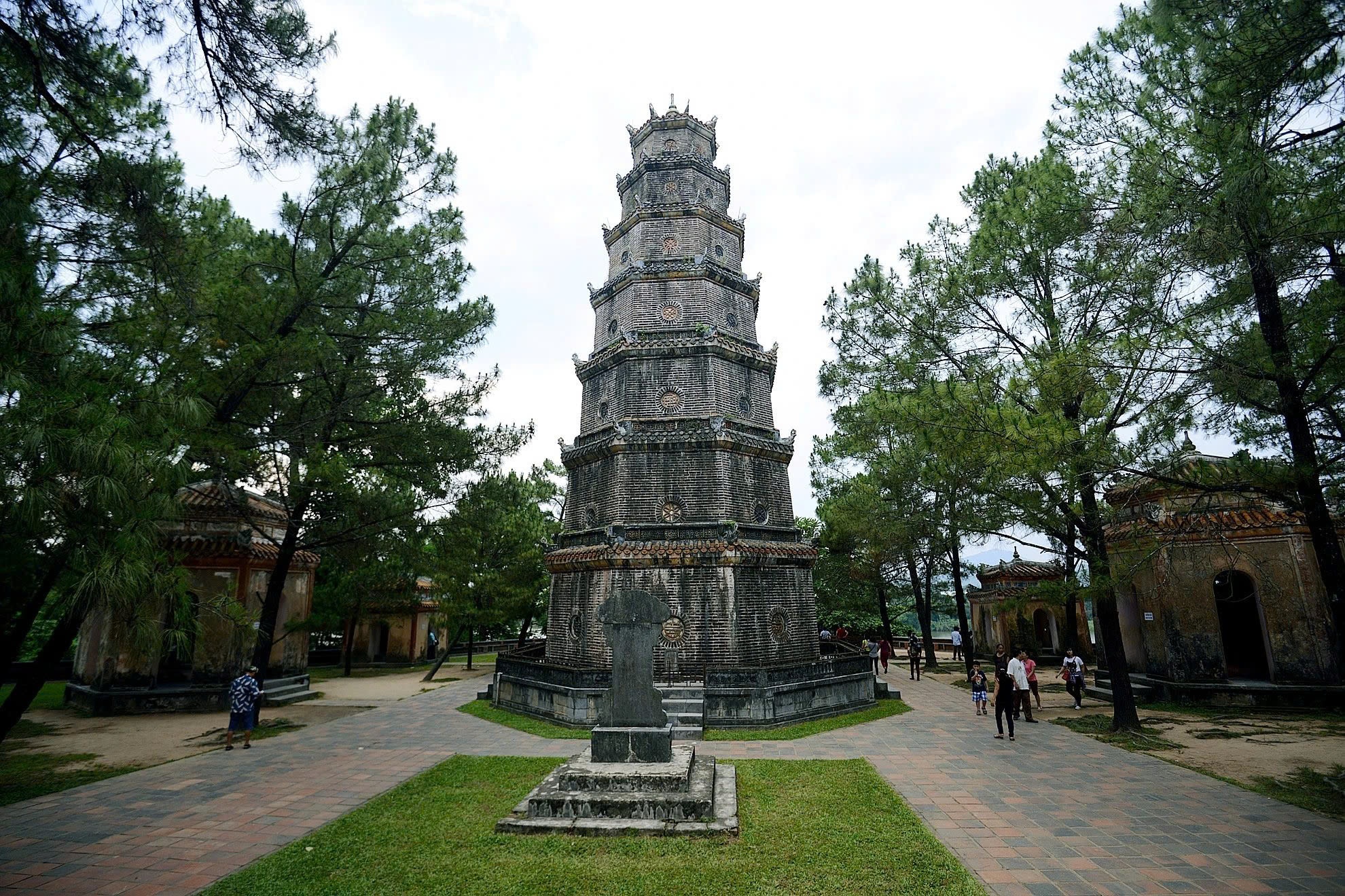 Kham pha manh dat thieng voi hon 300 ngoi chua tai Viet Nam hinh anh