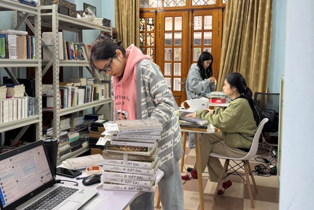 Huy dong cong tac vien xu ly hang nghin don sach sau Tet hinh anh